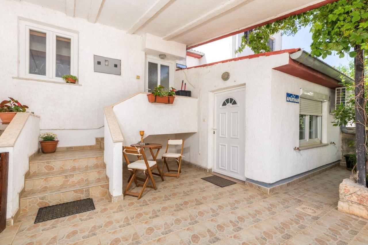 Apartment Lora 2