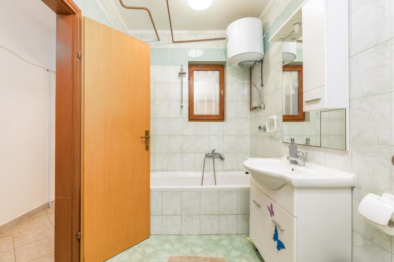 Lora 2 Apartment