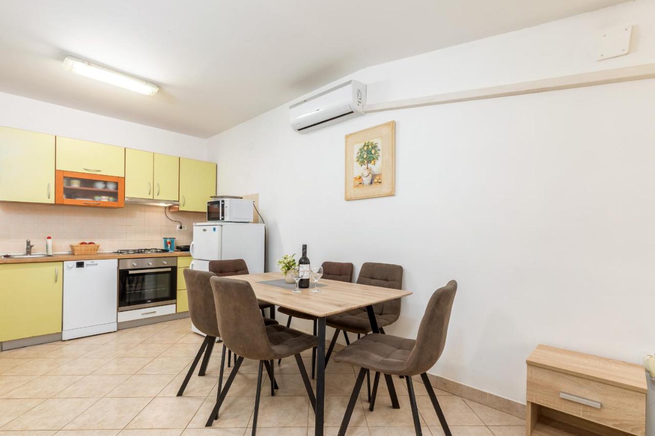 Lora 2 Apartment *
