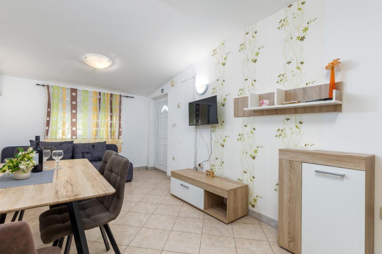 Lora 2 Apartment Pula